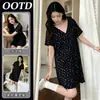 Camisola floral suave estilo francês para mulheres, manga curta de verão com barra ondulada, base preta com flores brancas, camisola caseira emagrecedora para meninas