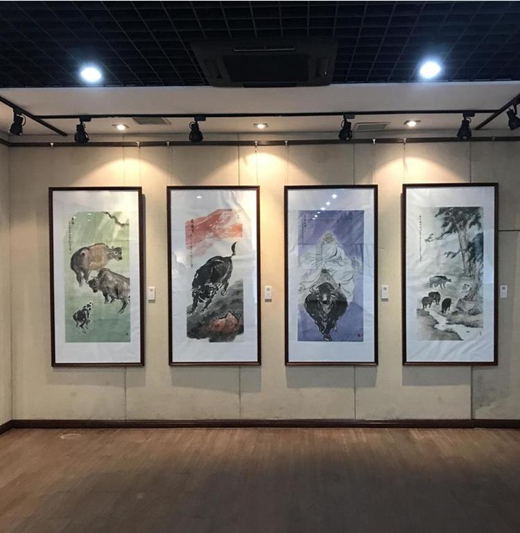 黑色挂画轨道