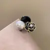 Presilha de Cabelo Pequena Camélia Preguiçosa com Pérolas para Mulheres, Piranha Pequena e Delicada, Presilha Lateral para Franja, Acessório de Cabelo