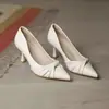 Sapatos de Salto Alto Off-White para Mulheres 2025 Primavera Novo Couro Macio Não Cansativo Bico Fino Sapatilhas Salto Agulha Salto Baixo Sapatos de Trabalho
