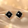 Pendientes Cuadrados de Diamantes en Contraste Negro y Dorado con un Gran Cristal Negro Cuadrado y Borde de Diamantes Brillantes, Adecuados para un Look Sofisticado de Oficina, Pendientes Versátiles para Mujer