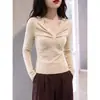 Elegante e discreto top de malha com gola torcida estilo francês e mangas compridas para mulheres, nova coleção outono 2026, com um design sofisticado e slim-fit que desafia a idade