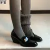 Sapatos pretos de couro, estilo francês, salto alto de 7 cm, pele de ovelha, modelo novo 2026, salto grosso, confortáveis para os pés, mocassins femininos