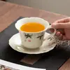 Nueva Taza de Té de Cerámica Floral Pintada a Mano China con Platillo Taza con Forma de Flor de Alto Valor para Mujeres Uso Doméstico Set de Té Gongfu Taza de Anfitrión