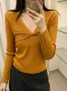 Camiseta básica de punto de manga larga para mujer, nuevo diseño de otoño e invierno, suéter ajustado con nudo retorcido en V, top elegante y adelgazante