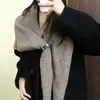 Bufanda Chal Triangular de Punto Retro para Mujer, Nuevo Estilo Otoño e Invierno 2025, Bufanda Gris Cálida y a la Moda para Usar con Abrigo