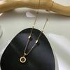 Collar con números romanos de acero de titanio dorado de 18 quilates con temperamento europeo y americano, diseño de celebridad de Internet femenina, temperamento, cadena de clavícula simple y moderna.