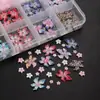 Decoraciones de Uñas Flor de Cinco Pétalos Coloridas de 12 Compartimentos Caja de Pedrería Flat-Back Set de Cuentas de Acero Resina Accesorios DIY para Uñas Venta al por Mayor