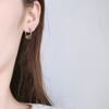 Pendientes de mujer con diseño de anillo pequeño, ligeros, de lujo, de alta gama, con hebilla para hombre, 2024, nuevos, de fábrica.