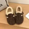 Zapatos de algodón retro blancos gruesos que aumentan la altura nieve nuevos de invierno suela gruesa 2026 piel zapatos casuales mujer añadir terciopelo cálido