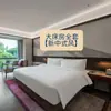 Mobiliario Hotel Xiyue Habitación Estándar Juego Completo Equipo de Instalación de Renovación y Cambio de Color Cama para Todo el Año de Gama Alta Baúl de Cama Mesa Redonda Pantalla de Cama Armario