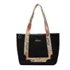 Fabricantes al por mayor de bolsos de nailon anti-salpicaduras para mujer, bandolera portátil, bolso de estilo étnico, bolso tote de gran capacidad para mujer