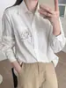 Camisa branca com bordado de gato estilo preppy para mulheres, manga longa, corte solto, top versátil estilo japonês, algodão puro, camisa básica para primavera e outono