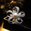 Broche de Perlas Micro-Incrustadas Estilo Coreano, Moda de Alta Gama Inspirada en Chanel, Clip Floral de Lujo Ligero para Bufanda, Broche para Abrigo de Doble Uso