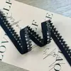 En stock: Banda elástica de punto con hilo brillante de 1.5CM con botones de colores blanco y negro, banda de botones de nailon para ropa de niños, ropa de mujer y ropa interior