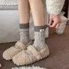 Meias de lã mesclada estilo coreano com um pequeno design de urso, color block, espessadas para aquecimento, adequadas para mulheres no outono e inverno, comprimento até a panturrilha, com estilo preppy, e também adequadas para uso pós-parto