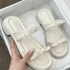 Zapatillas Suaves Brisa Nocturna para Mujer 2026 Verano Nuevos Sandalias Plateadas Estilo Francés para Playa con Tacón Grueso y Lazo