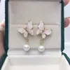 Zhuji Suministro Aretes de Perlas de Agua Dulce Naturales Hielo Triturado Rosa Moda de Gama Alta Aretes de Perlas Mariposa para Mujeres Venta al por Mayor