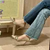 Zapatos de tacón alto color nude para mujer, tacones de aguja, nuevo modelo 2026, punta afilada con cadena, estilo francés, adecuados para combinar con faldas, estilo maduro y elegante