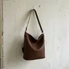 Bolsa de ombro tipo balde com padrão trançado e cor sólida de grande capacidade, novo estilo verão 2026, personalizada para trabalho e deslocamento