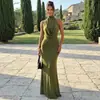 Vestido de noite europeu e americano transfronteiriço com gola halter, ombros à mostra, corte sereia, sem mangas, plissado, acinturado, justo, longo para banquetes e festas