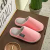 2026 Nuevas Pantuflas de Piel para Invierno Estilo Pareja Pantuflas de Casa para Interior Suela Gruesa Cómodas Pantuflas de Pana y Algodón