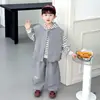 Conjunto de Ropa de Primavera para Niños 2026 Nuevo Estilo Infantil Primavera y Otoño Estilo Coreano Guapo Bebé Casual Sudadera Chaleco Conjunto de Tres Piezas