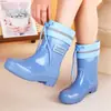 Botas de lluvia de moda para mujer, impermeables y antideslizantes, estilo popular, diseño de caña corta, zapatos de goma de suela gruesa estilo japonés, duraderos, cálidos y adecuados para uso en la cocina