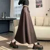 Foto real de la falda de lana estilo coreano de otoño/invierno 2026, de cintura alta, que cubre las caderas, adelgazante, de longitud media, con estampado de estrellas