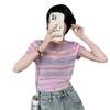 T-shirt de malha listrada oca curta de manga curta com gola redonda 2024 Verão novo design temperamento top slim para mulheres