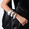 Pulseras Europeas y Americanas Transfronterizas, Lujo Ligero y Gama Alta para Mujer, Diseño de Aleación Brillante Electroplateada, Manos Onduladas Geométricas Plegadas