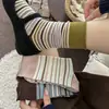 Atmósfera de principios de otoño color block a rayas estilo japonés versátil a media pantorrilla retro color block dopamina estilo perezoso calcetines de mujer a media pantorrilla