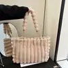 Bolsa de pelúcia para comércio exterior transfronteiriço, grande capacidade, estilosa e fofa, modelo novo de inverno 26 feminino, bolsa de ombro com corrente, bolsa tote casual