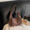 Bolsa de franjas modelo explosivo transfronteiriço moda retrô feminina 2026 novo design de nicho bolsa de bolinho pelúcia camurça bolsa transversal