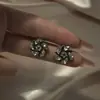 Brincos da Moda Estilo Coreano Mais Vendidos Novo Modelo Brincos Femininos Simples e Elegantes Versáteis Tiktok Mesmo Estilo Tarraxas Atacado