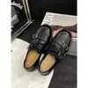 Zapatos Pequeños de Cuero Estilo Británico Retro para Mujer 2026 Nuevos de Primavera Cuero Genuino Hebilla Tallada Versátiles Zapatos Casuales Mocasines para Mujer