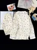 Conjunto de loungewear infantil fino e leve para primavera e outono, com um cardigã de manga comprida e um conjunto de pijama de algodão estilo coreano com estampa de nuvens para meninas
