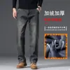Calça jeans de alta qualidade na cor cinza fumaça, calça masculina de corte reto e modelagem solta, coleção outono/inverno 2026, calça longa casual para homens de meia-idade, com forro de fleece