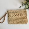 Bolso bandolera de paja tejida a mano con flores huecas