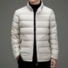 2025 Nueva Ropa de Algodón Acolchado para Hombre Cuello Alto Ligera Corta Acolchada de Algodón Ropa de Abrigo de Invierno para Hombre Casual Chaqueta Acolchada de Algodón Ropa de Invierno Dropshipping