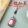 O pingente de durian de sândalo pode ser usado como um item decorativo para artesanato com tema de frutas, acessórios de carro, mesas de chá, salas de estar ou como um ornamento para casais para carregar por aí.