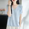 Camiseta básica de cuello en V para el día a día para primavera y verano, hecha de seda de hielo, camisa versátil de manga corta para mujer finamente elaborada con textura fresca, transpirable y elegante con detalles de ganchillo