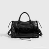 Nuevo Estilo Otoño e Invierno 2026 Bolso de Motocicleta de Gamuza Tachonado Chica Caliente Bolso de Mano Grande de Moda Bolso de Hombro Cruzado para Viajero Retro