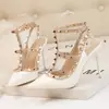 9219-9 Sandalias romanas huecas con remaches de color sólido de charol con tacón de aguja puntiagudo y tacones altos de discoteca sexys de estilo europeo y americano para mujer