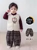 Chaleco estilo coreano para outfit de invierno para niños, chaleco de plumón de pato blanco, camiseta interior, pantalones a cuadros, ropa para niños