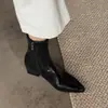 Botas elásticas estilosas e minimalistas estilo britânico de 5,5 cm, nova coleção outono/inverno 2026, bico fino, salto grosso, zíper lateral, botinhas para mulheres