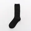 Venta al por mayor de fábrica calcetines largos para mujer calcetines de algodón otoño e invierno en el tubo moda coreana calcetines de moda calcetines de color liso japonés calcetines de canalé Red Viral