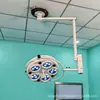 Iluminación de Fuente de Luz Fría Ordinaria de Cinco Agujeros Lámpara Halógena de Cuatro Agujeros Lámpara LED Sin Sombra Lámpara de Examen Dental para Implantes Dentales Odontología