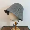 Sombrero de Pescador con Cordones y Encaje Hueco Estilo Japonés con Logo Metálico para Otoño e Invierno, Versátil y Elegante para Mujer, Hace que la Cara Parezca Más Pequeña, Sombrero Cálido que Protege los Oídos