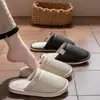 Zapatillas de Casa de Moda para Mujer 2026 Otoño/Invierno Nuevo Estilo Impermeables para Interior Con Felpa Cálida Suela Gruesa de Piso Zapatillas de Algodón para Hombre